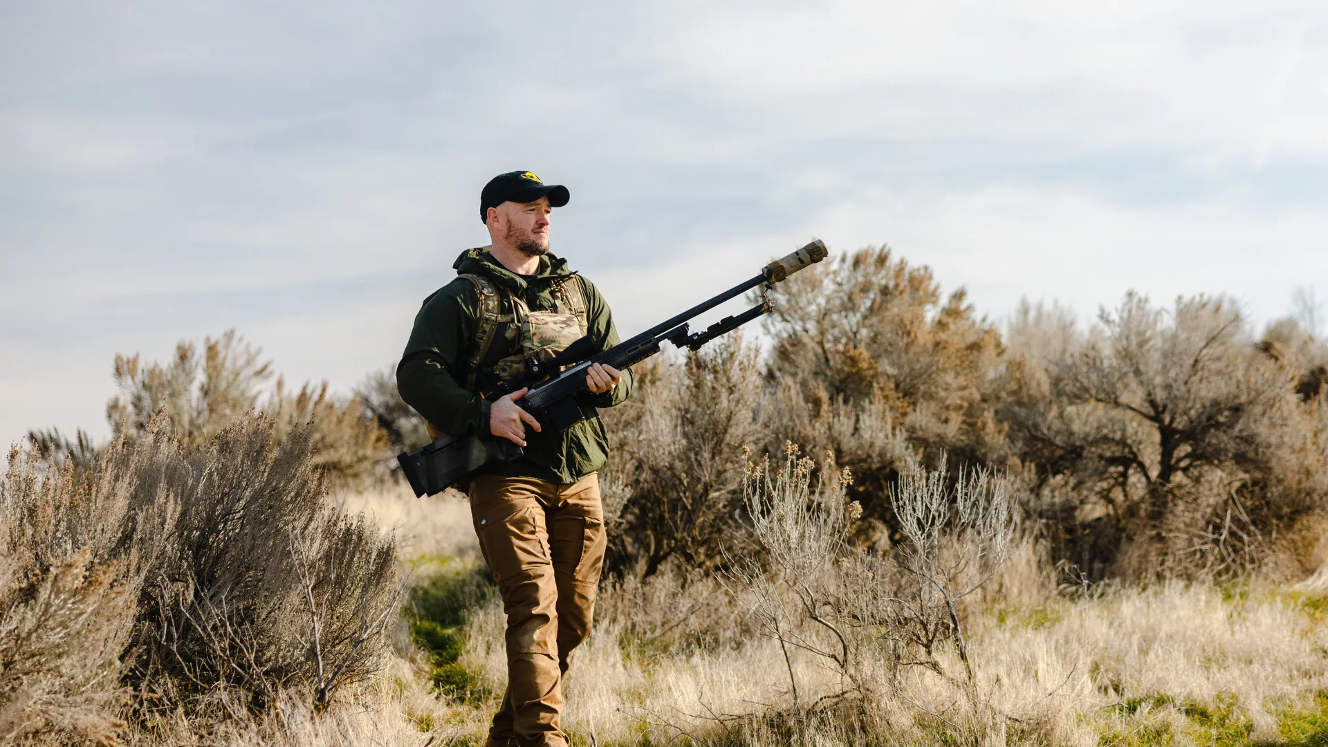 Man carrying weapon with Horus TREMOR9 Reticle