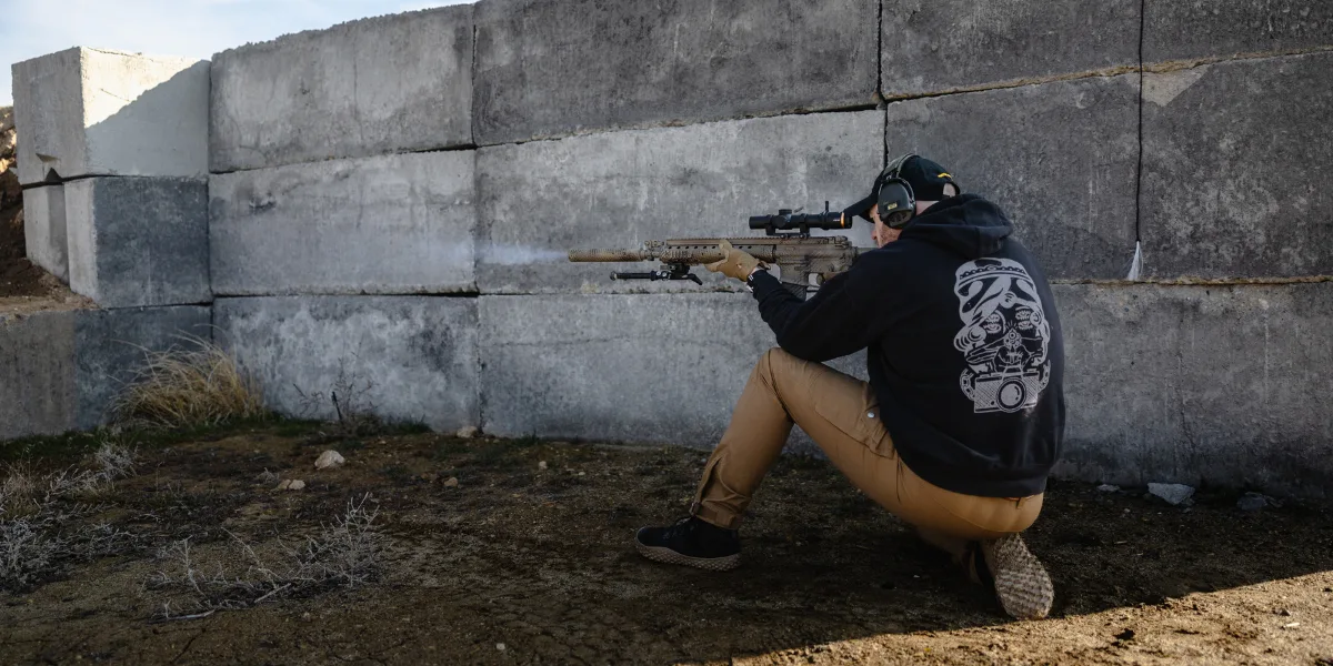 Man using the Horus HoVR 1-8x scope